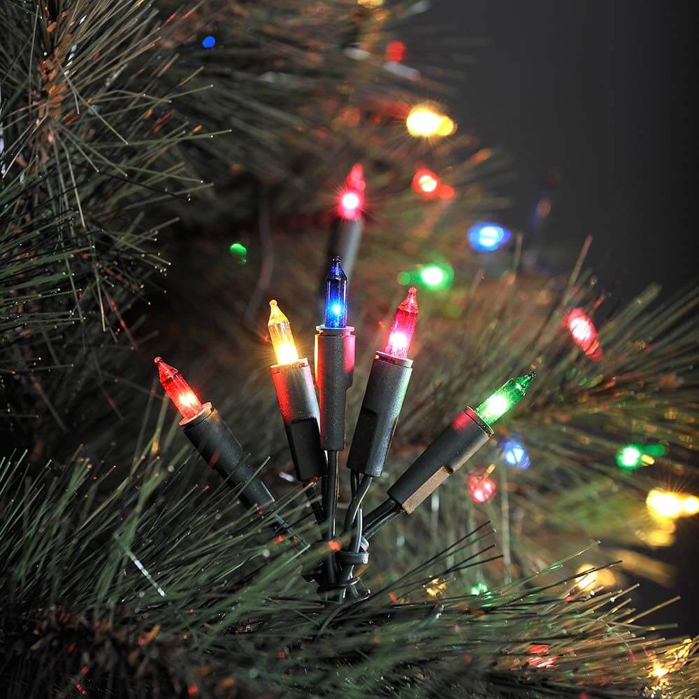 LED Minilichterkette 100 bunte Dioden, festliche Beleuchtung mit bunten Lichtern an einem Weihnachtsbaum.