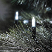 LED Minilichterkette mit 80 kaltweißen Dioden auf grünem Kabel, IP44 Schutzart, detailnahe Ansicht der leuchtenden Dioden im Nadelbaum-Arrangement