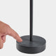 Detailaufnahme einer Hand, die den Touch-Schalter einer LED Outdoor Akku-Tischlampe betätigt.
