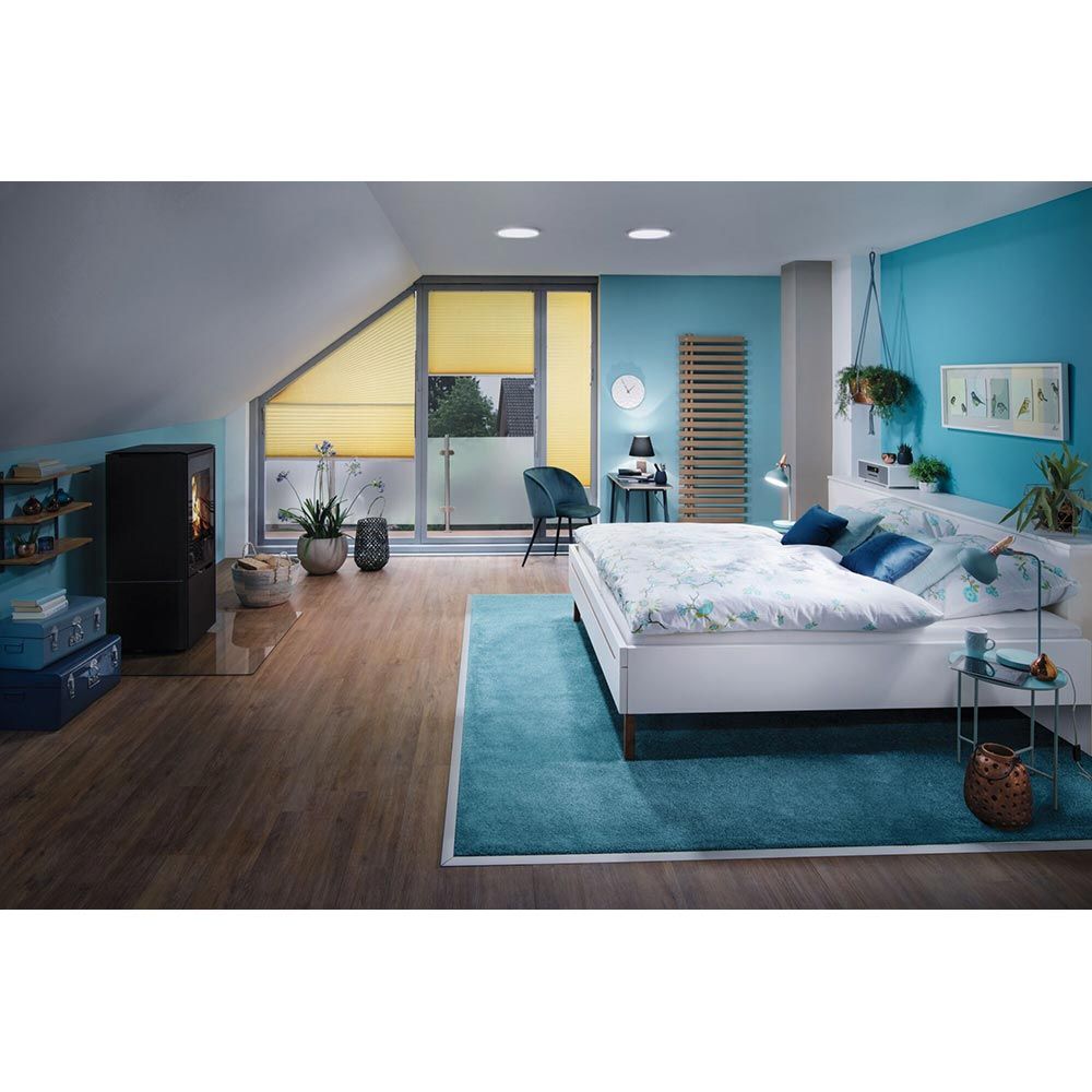 Schlafzimmer mit modernem Einrichtungsstil, hellblauen Wänden und leuchtenden Vorhängen, gemütlich und einladend.