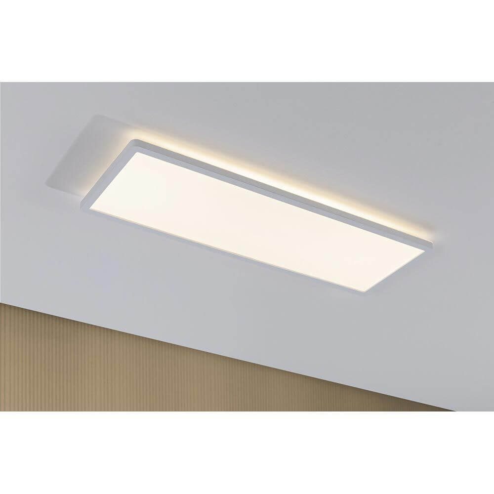 LED Panel Atria Wand- & Deckenleuchte Shine in Weiß an der Decke montiert, schafft gleichmäßige Raumausleuchtung.