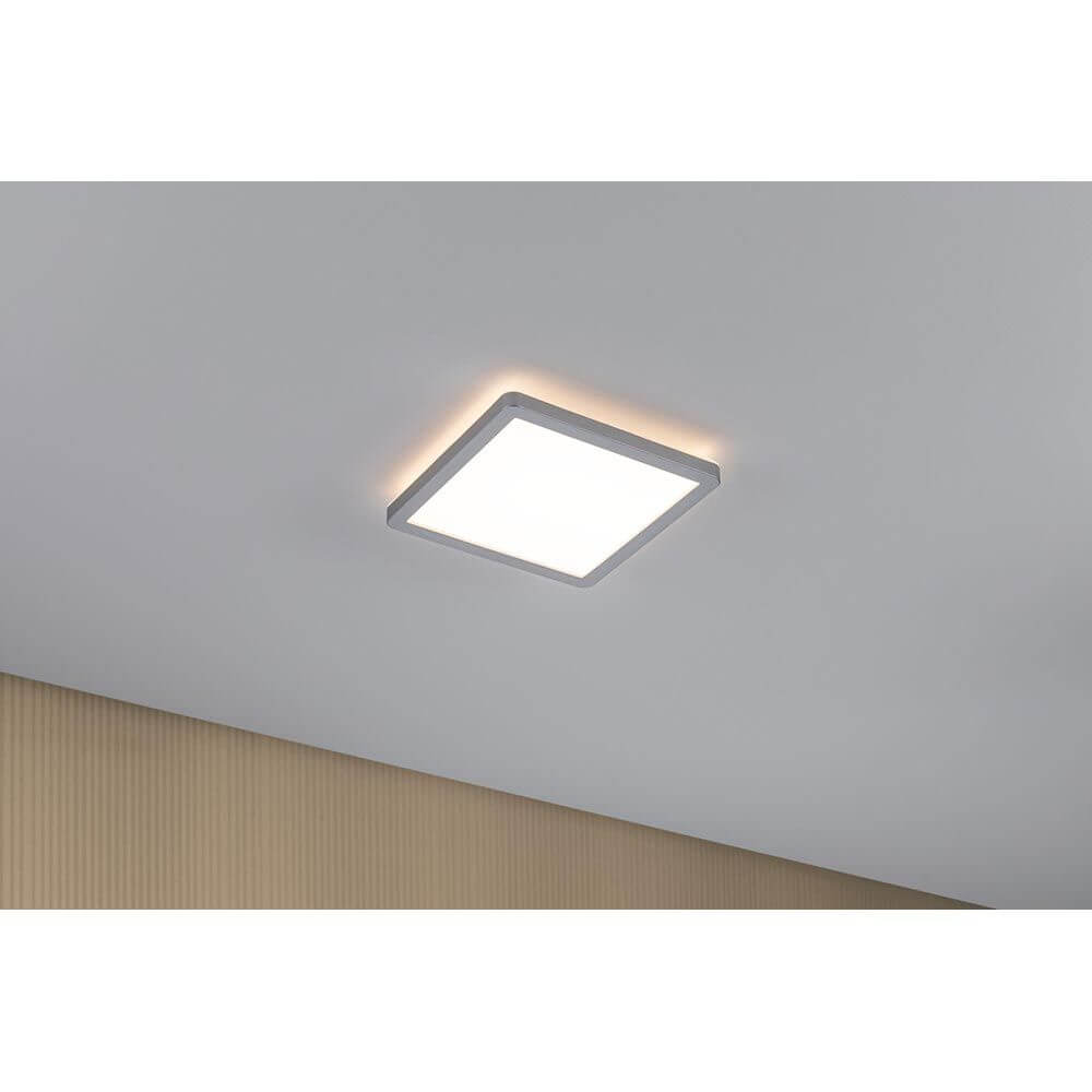 LED Panel Atria Shine Warmweiß Chrom an der Decke montiert, sorgt für gleichmäßige Raumausleuchtung.
