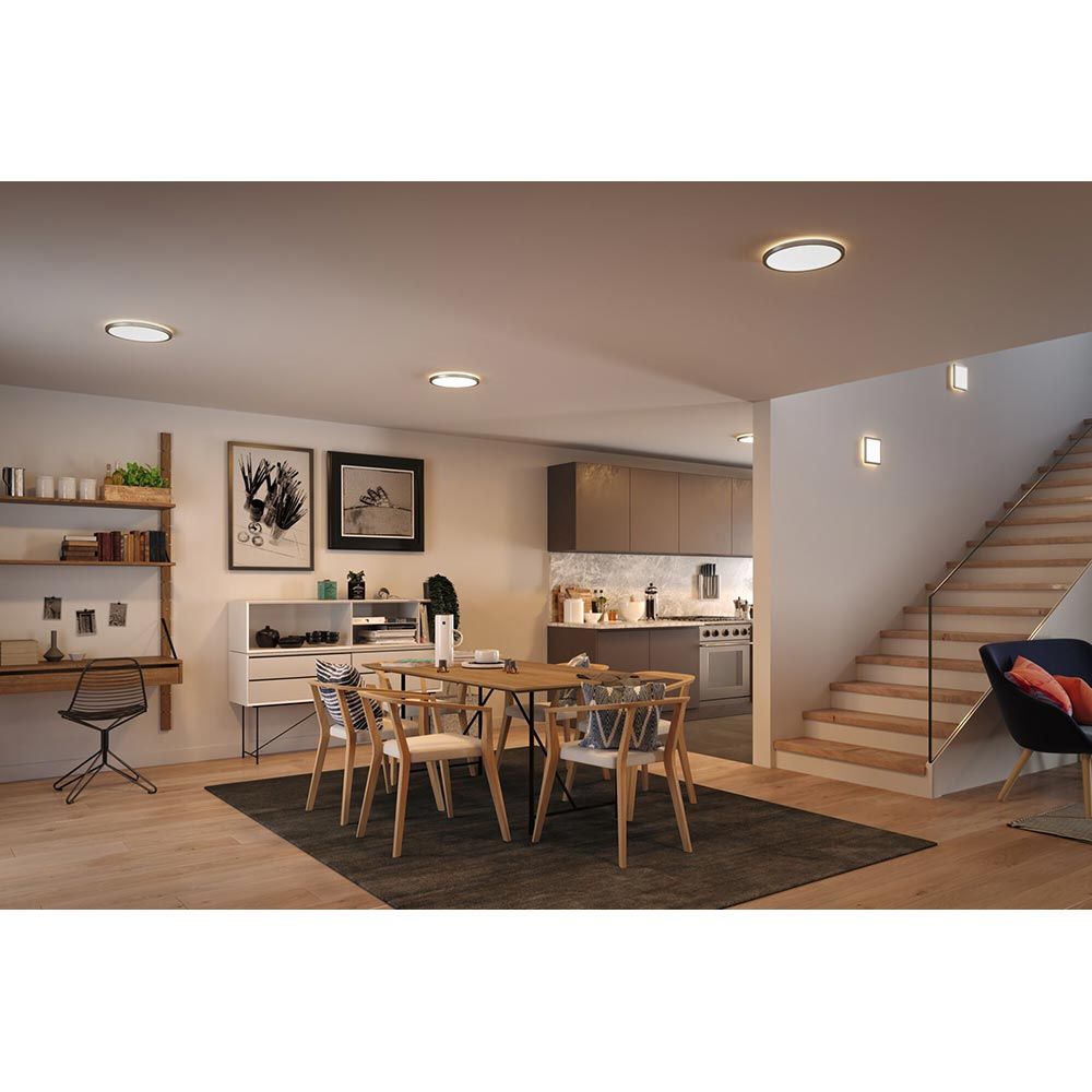 modernes Wohn- und Esszimmer mit runder LED-Beleuchtung und stilvoller Einrichtung im warmweißen Licht