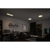 Zimmmeransicht mit LED Decken Panels Atria Shine in Schwarz, warmweißes Licht und gemütlicher Atmosphäre.