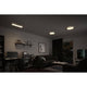 Zimmmeransicht mit LED Decken Panels Atria Shine in Schwarz, warmweißes Licht und gemütlicher Atmosphäre.