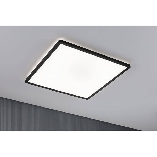 LED Panel Atria Shine Eckig Schwarz mit Stufen-Dimmer an der Decke montiert, warmweißes Licht.