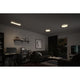 Wohnraum mit LED-Panels in warmweißer Beleuchtung, eleganter Schwarz-Weiß-Einrichtung und moderner Atmosphäre.