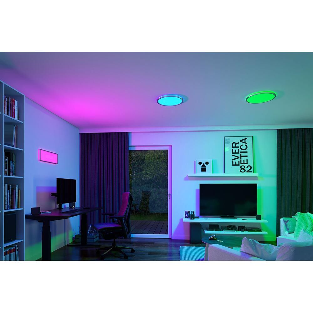 Wohnzimmer mit LED Panel Atria Shine in RGBW, farbiger Beleuchtung und modernem Design für stimmungsvolle Raumgestaltung.
