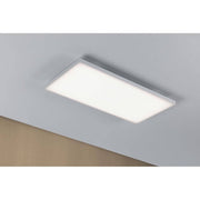 LED Panel Velora 60x30cm Weiß-Matt montiert an der Decke, bietet angenehm flächiges Raumlicht.