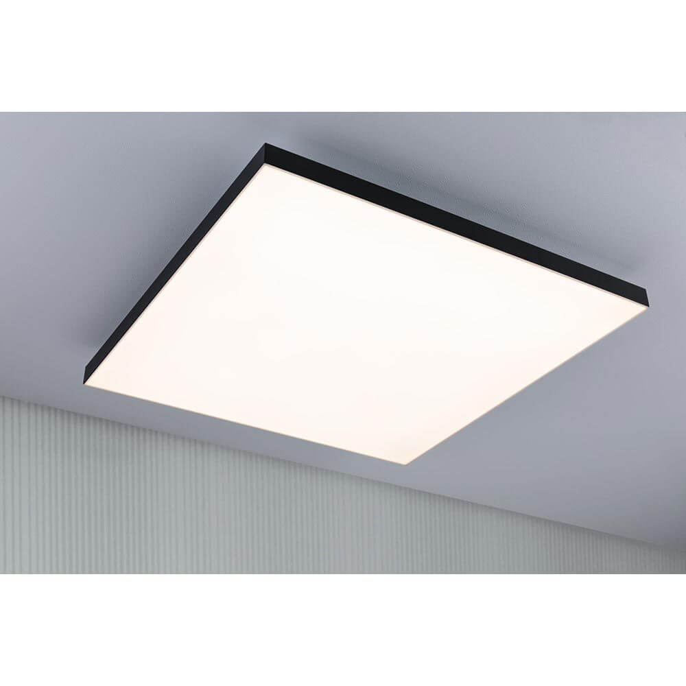 LED Panel Velora Rainbow RGBW Dynamisch Schwarz an der Decke installiert, strahlt warmweißes bis tageslichtweißes Licht aus.