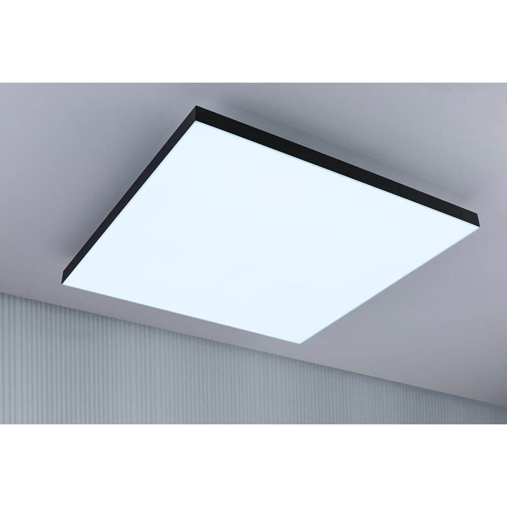 LED Panel Velora Rainbow RGBW Dynamisch Schwarz montiert an einer Decke, erzeugt komfortables Licht.