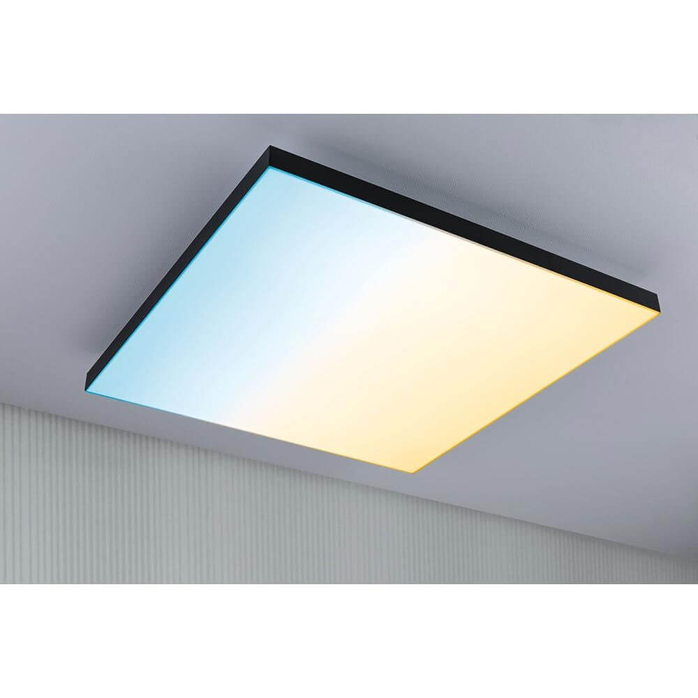 LED Panel Velora Rainbow RGBW Dynamisch Schwarz oberhalb einer Decke mit Farbverlauf von Blau zu Gelb.