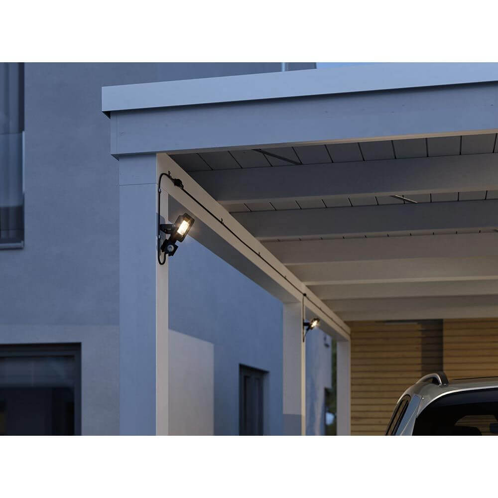 Park + Light LED Außen-Wandstrahler Bimea IP65 Schwarz an einem Carport montiert