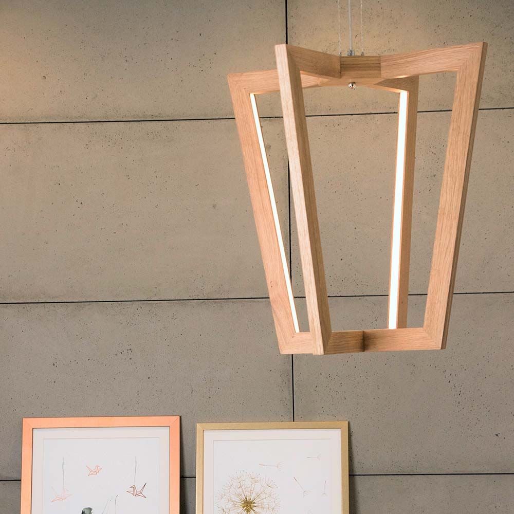 LED Pendellampe Leif 2520lm Eiche-Geölt über einem eleganten Raum mit Kunstwerken.
