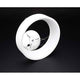 LED Pendellampe Loop 45cm Ring 1300lm Dimmbar Neutralweiß in minimalistischen Design auf schwarzem Hintergrund.