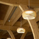 LED Pendelleuchte Atto 5000 aus Holz Ø 34cm über Holzdecke mit sanfter Beleuchtung.
