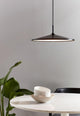 LED Pendelleuchte Balance über einem Esstisch mit weißen Schalen und einer Pflanze im Hintergrund.