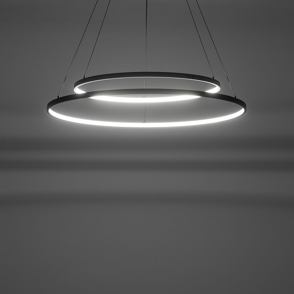 Moderne LED Pendelleuchte Circolo mit zwei Ringen, warmweiße Beleuchtung für stilvolle Innenräume.