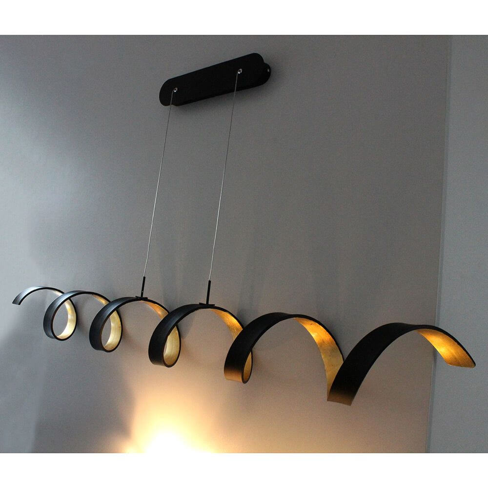 LED Pendelleuchte Helix Goldfarben, Schwarz in geschwungener Form mit goldfarbener Innenseite
