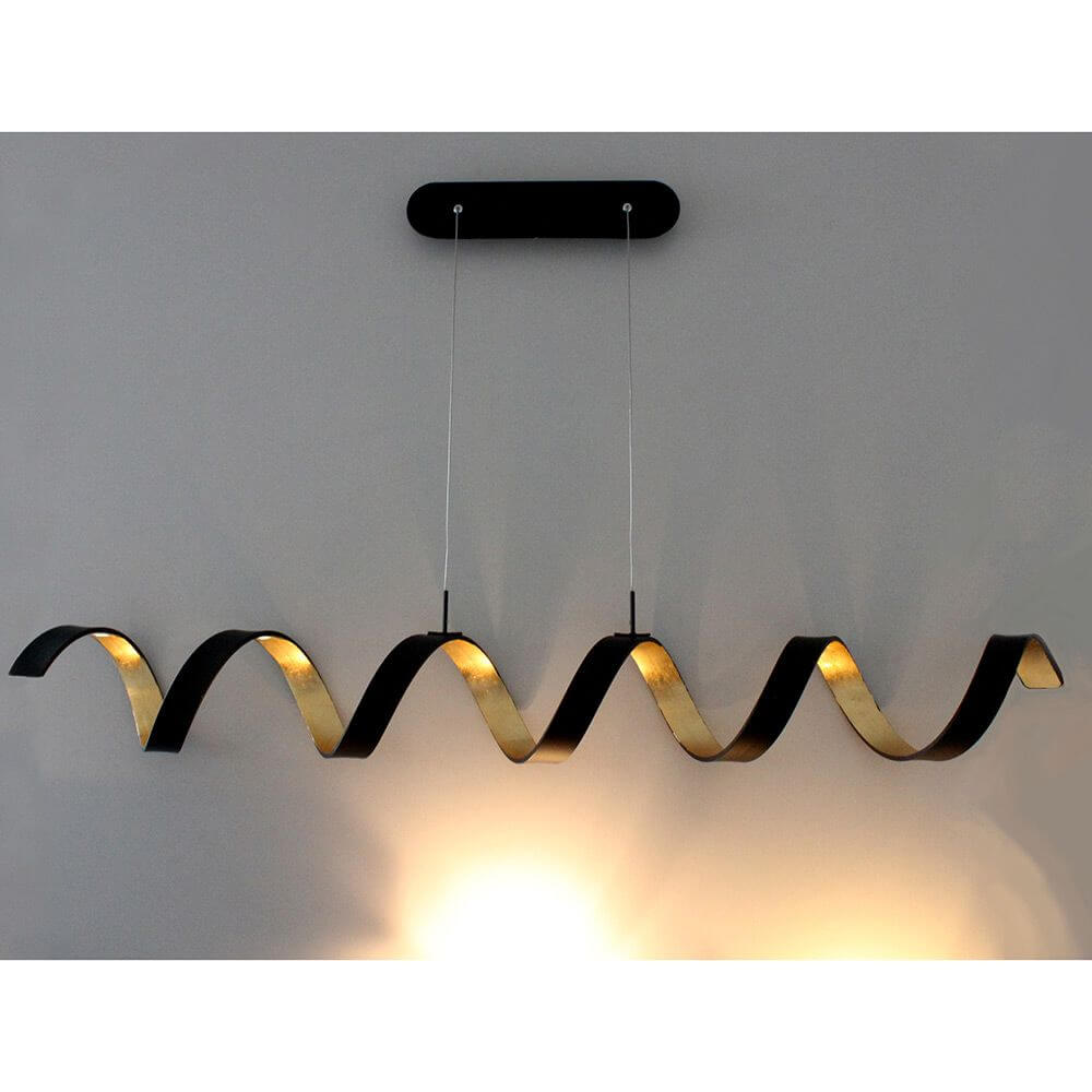 LED Pendelleuchte Helix Goldfarben, Schwarz in Wellenform an der Decke montiert.