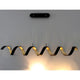 LED Pendelleuchte Helix Goldfarben, Schwarz in Wellenform an der Decke montiert.