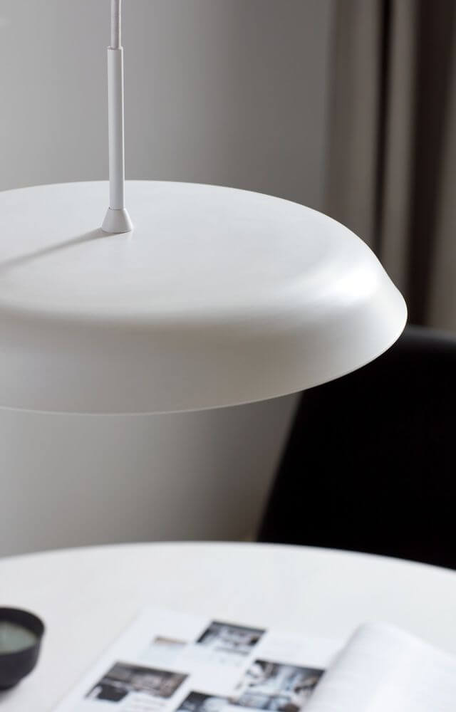 LED Pendelleuchte Piso: Stilvolles, skandinavisches Design mit großer Lichtfläche für gleichmäßiges Licht.