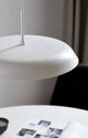 LED Pendelleuchte Piso: Stilvolles, skandinavisches Design mit großer Lichtfläche für gleichmäßiges Licht.