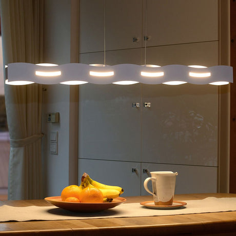 LED Suspension Wave avec variateur à 3 niveaux Blanc dans un espace moderne avec des fruits et une tasse.