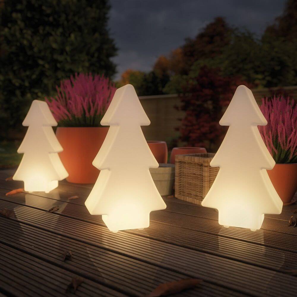 LED Plug & Shine Lichtobjekt Baum IP67 24V 3000K 260lm, elegante beleuchtete Tannenbäume im Außenbereich.