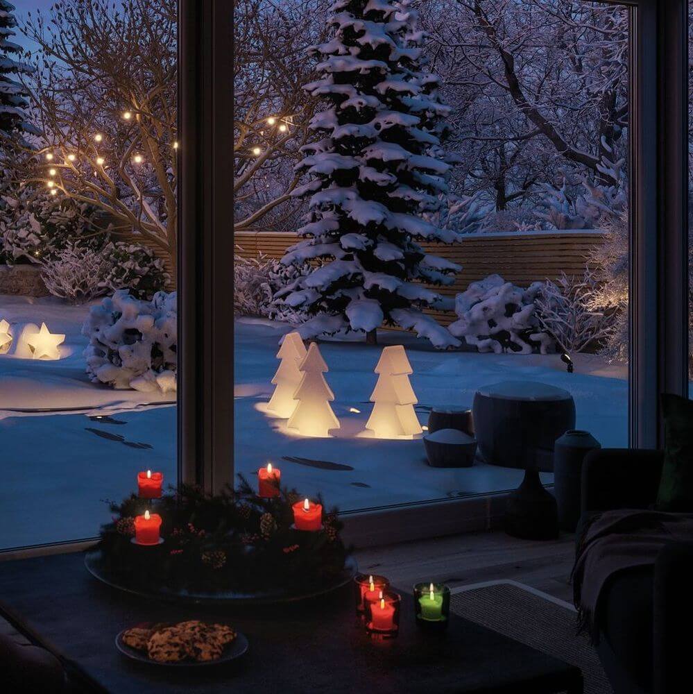 LED Plug & Shine Lichtobjekt Baum IP67 24V 3000K 260lm in winterlicher Landschaft mit Schneebedeckung.