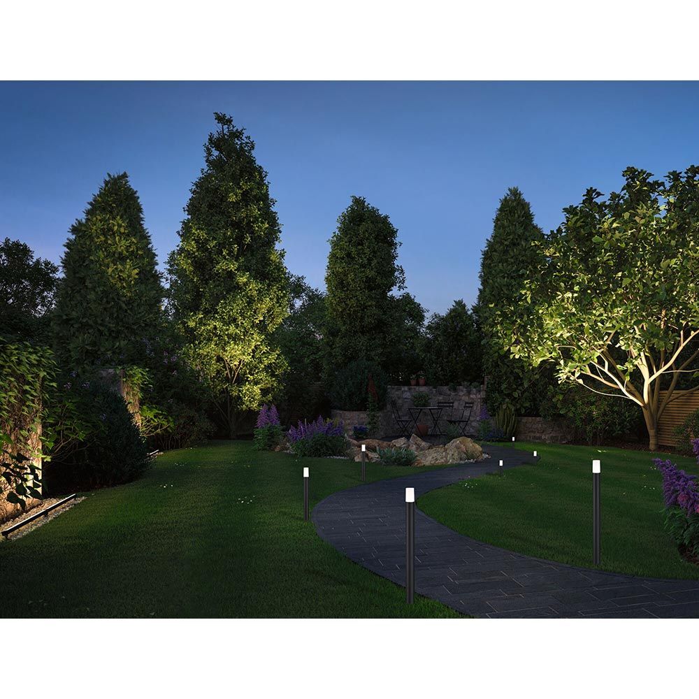 LED Wegleuchte Flarea in einem beleuchteten Gartenweg bei Nacht, schafft blendfreies Licht und Sicherheit.