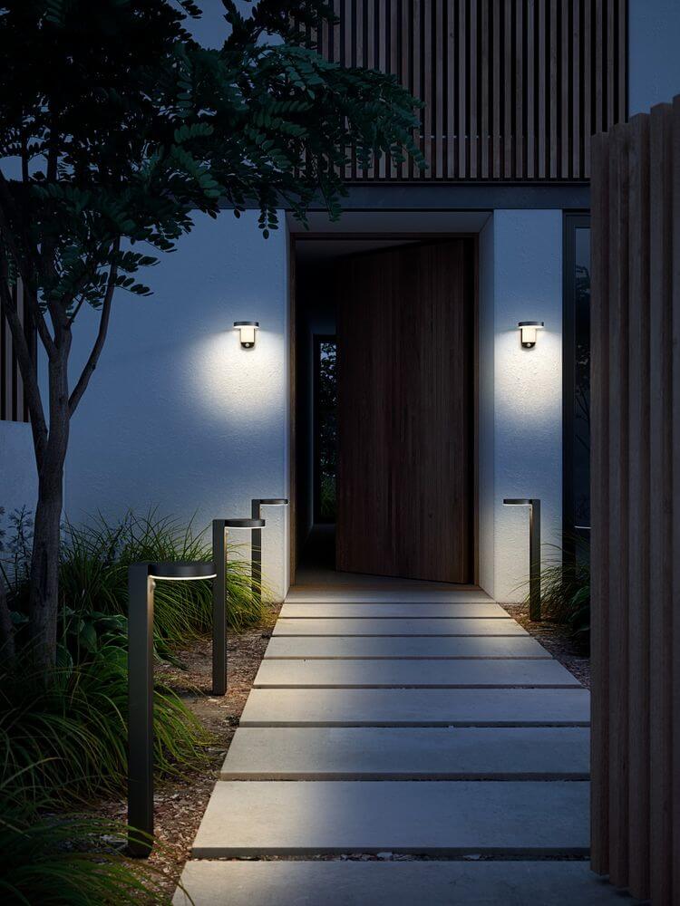 LED Pollerleuchte Rica Round Solar IP44 beleuchtet den Eingangsbereich bei Nacht.