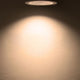 LED Downlight Reflektor Pro beleuchtet eine Wand mit warmweißem Licht, ideal für anspruchsvolle Arbeit.