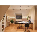 Modernes Home-Office mit LED-Beleuchtung, Schreibtisch, Stuhl und Pflanzen im skandinavischen Stil.