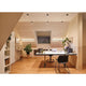 Modernes Home-Office mit LED-Beleuchtung, Schreibtisch, Stuhl und Pflanzen im skandinavischen Stil.