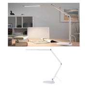 LED Schreibtischleuchte FlexBar Weiß mit 3-Stufen-Dimmer auf einem Schreibtisch mit Büchern und einem dekorativen Hintergrund.
