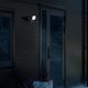 Konstsmide LED Smartlight Wandleuchte mit Kamera und Lautsprecher, montiert an der Wand bei Nacht.