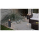 LED Sockellampe BU-OH 56cm IP65 Dunkelgrau im Garten mit Sitzbereich und Pflanzen.