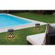 LED Sockellampe SHADOW IP65 Dunkelgrau am Pool, beleuchtet den Gartenbereich.