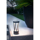 LED Sockelleuchte Twist 10W 3000K IP65 Dunkelgrau im Garten, stilvoll und modern beleuchtet.