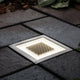 LED Solar Bodeneinbauleuchte Cube auf Steinfläche, wasserdicht und rostfrei, ideal für den Garten.