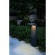 LED Solar Sockelleuchte SOLEIL IP54 Dunkelgrau leuchtet in einem modernen Garten bei Nacht.