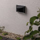 LED Solar Wegeleuchte IP44 3000K Anthrazit an einer Wand installiert, ideal für den Außenbereich.