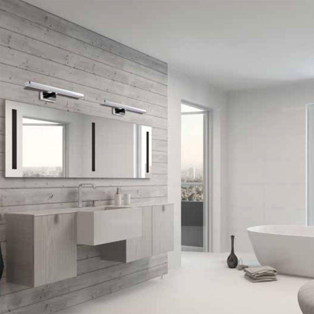 Helles Badezimmer mit moderner Spiegelleuchte Asto 90cm, perfekt zum Schminken und Frisieren.
