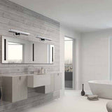 Helles Badezimmer mit moderner Spiegelleuchte Asto 90cm, perfekt zum Schminken und Frisieren.