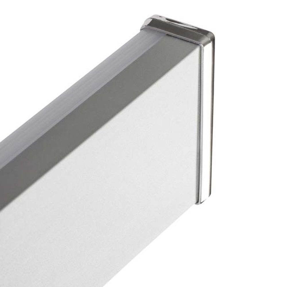 Detailansicht der LED-Spiegelleuchte Asto mit glänzendem Finish und modernem Design.