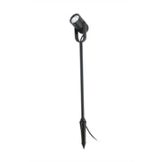 LED Spießstrahler SLOT-50 50cm 3000K IP65 Schwarz auf einem Gartenstecker, ideal für Außenbeleuchtung.