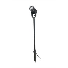 LED Projecteur sur piquet SLOT-50 50 cm 3000K IP65 noir sur un piquet de jardin, idéal pour l’éclairage extérieur.