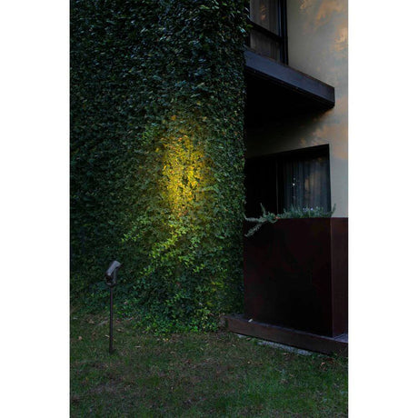 LED Projecteur sur piquet SLOT-50 50 cm 3000K IP65 noir sur un mur vert.