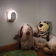LED Stecker-Nachtlicht Horby mit Sound-Sensor 3000K Weiß in einem Kinderzimmer mit Plüschtieren.